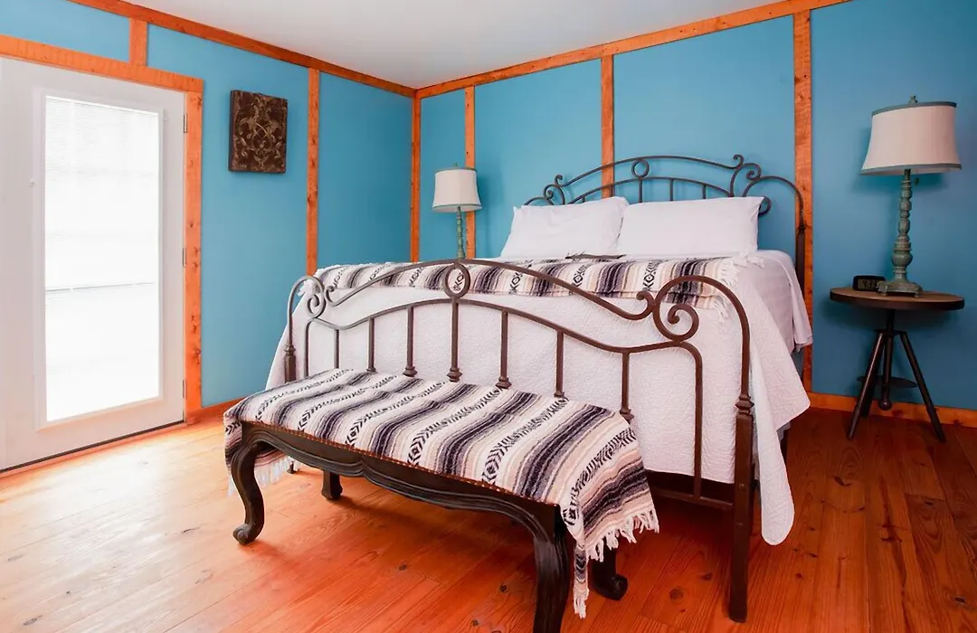 Round Top Hotel-1